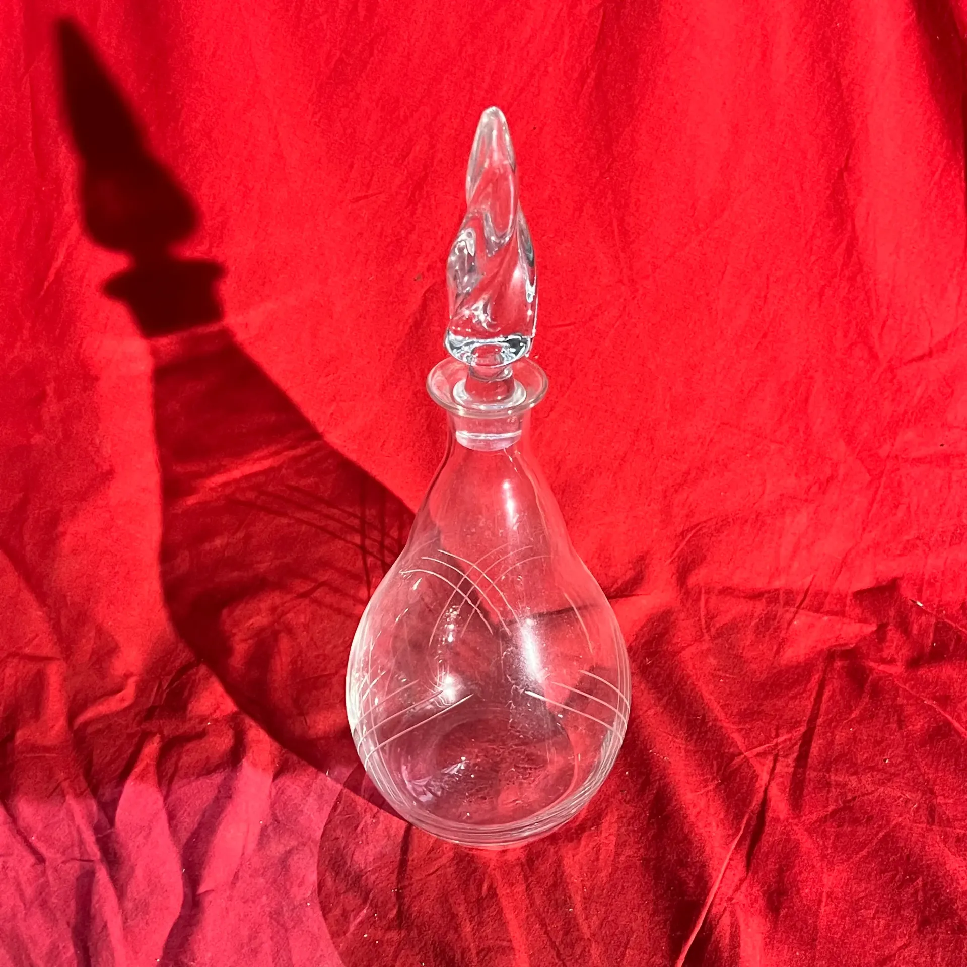 Carafe en verre avec rayures et bouchon