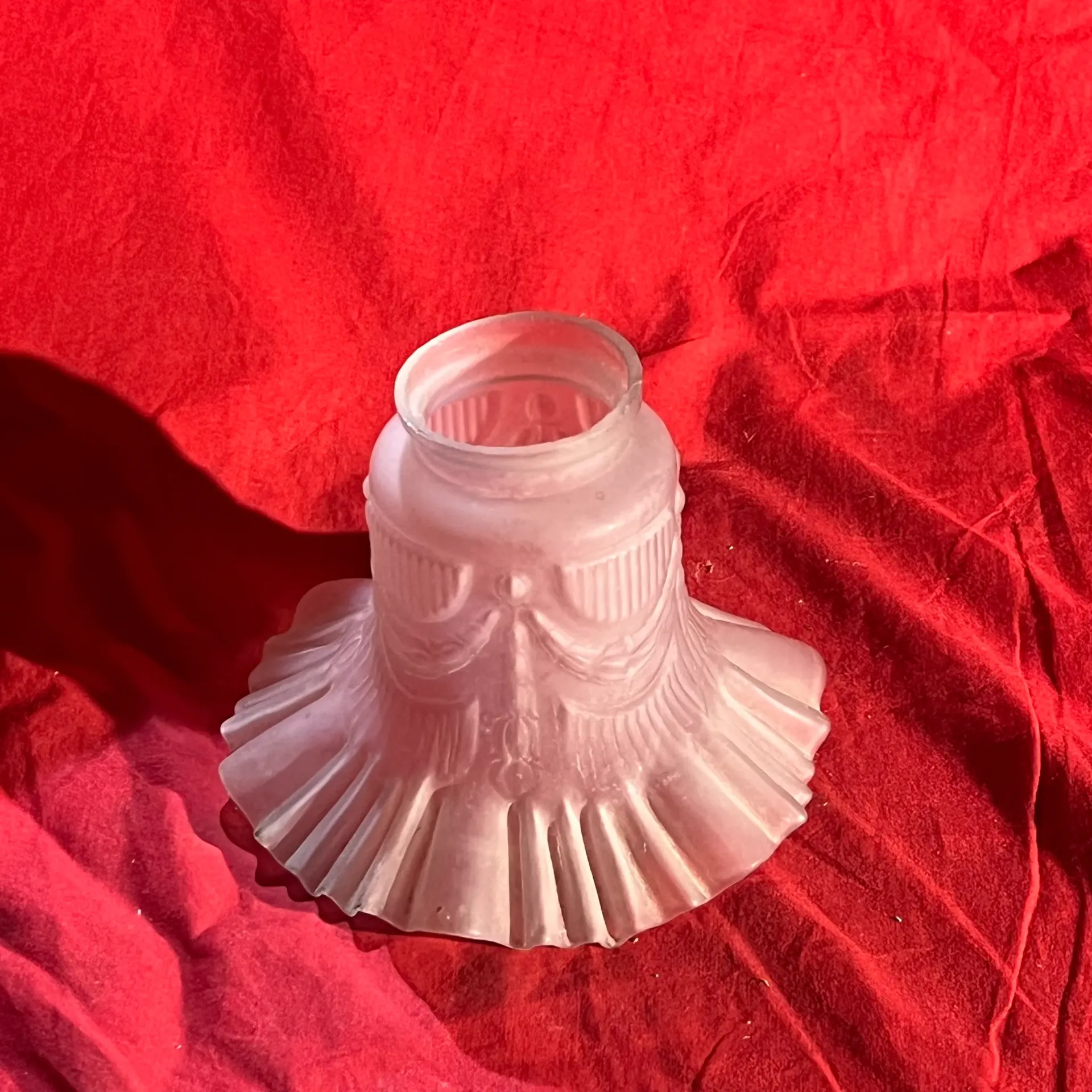 Morceau de lampe en verre opaque à motif