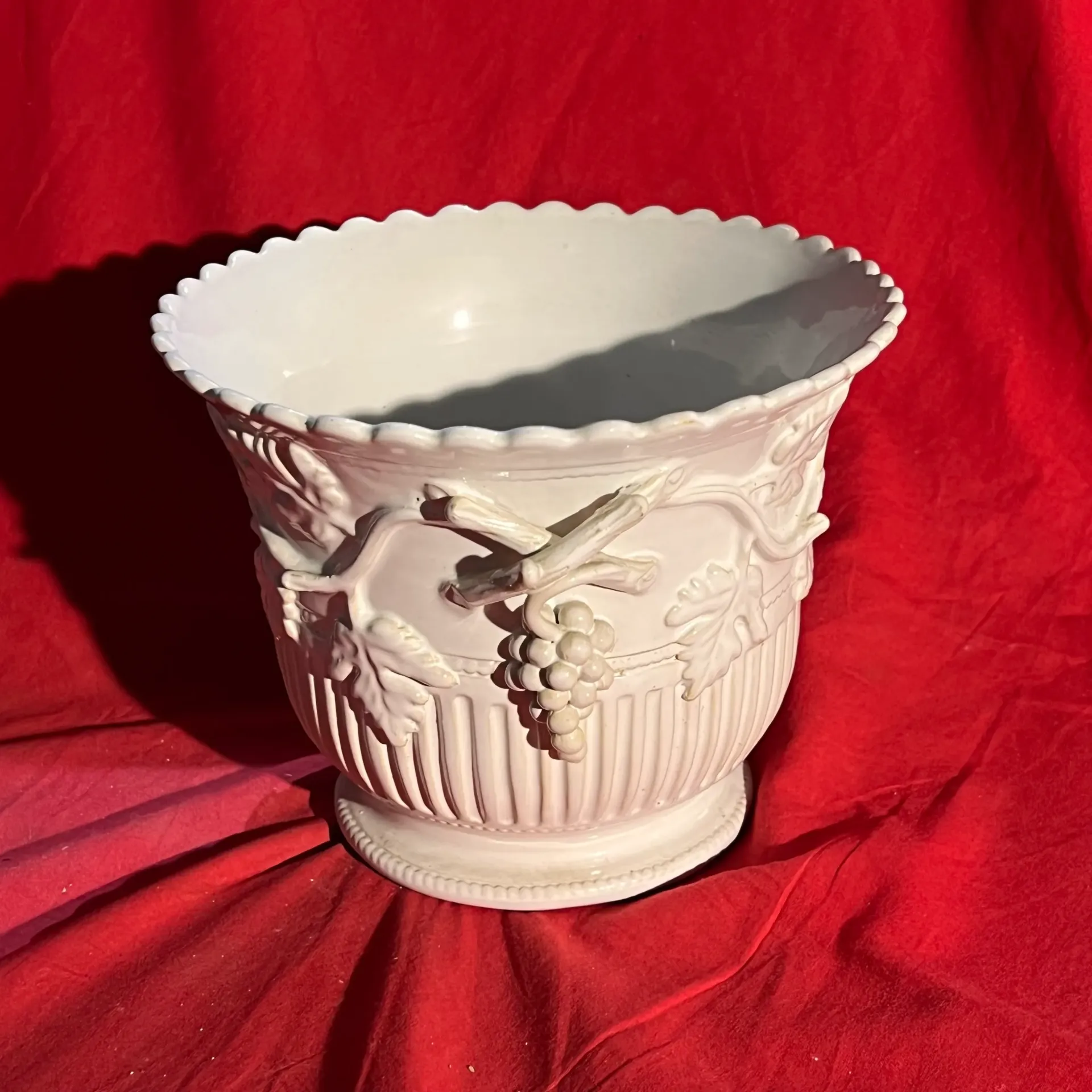 Jolie pot blanc décor vignes