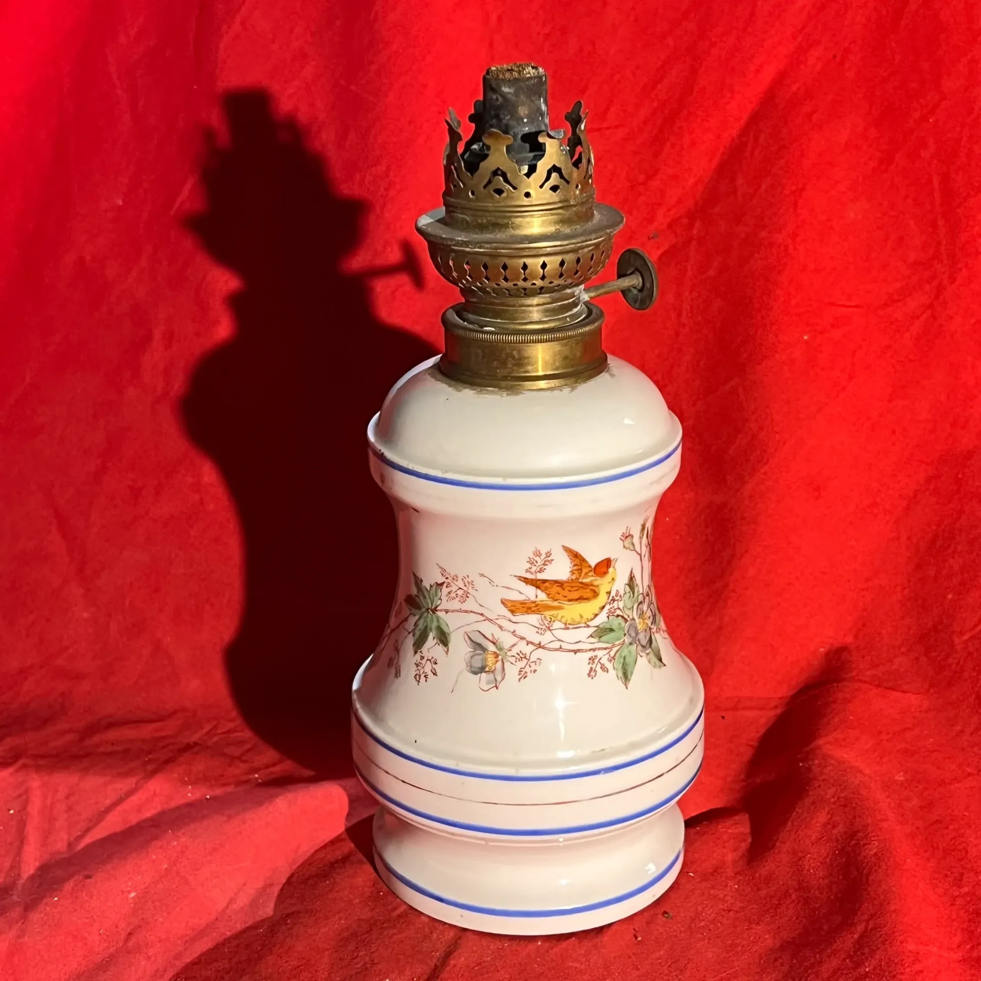 Belle lampe à huile, pied décoré en porcelaine