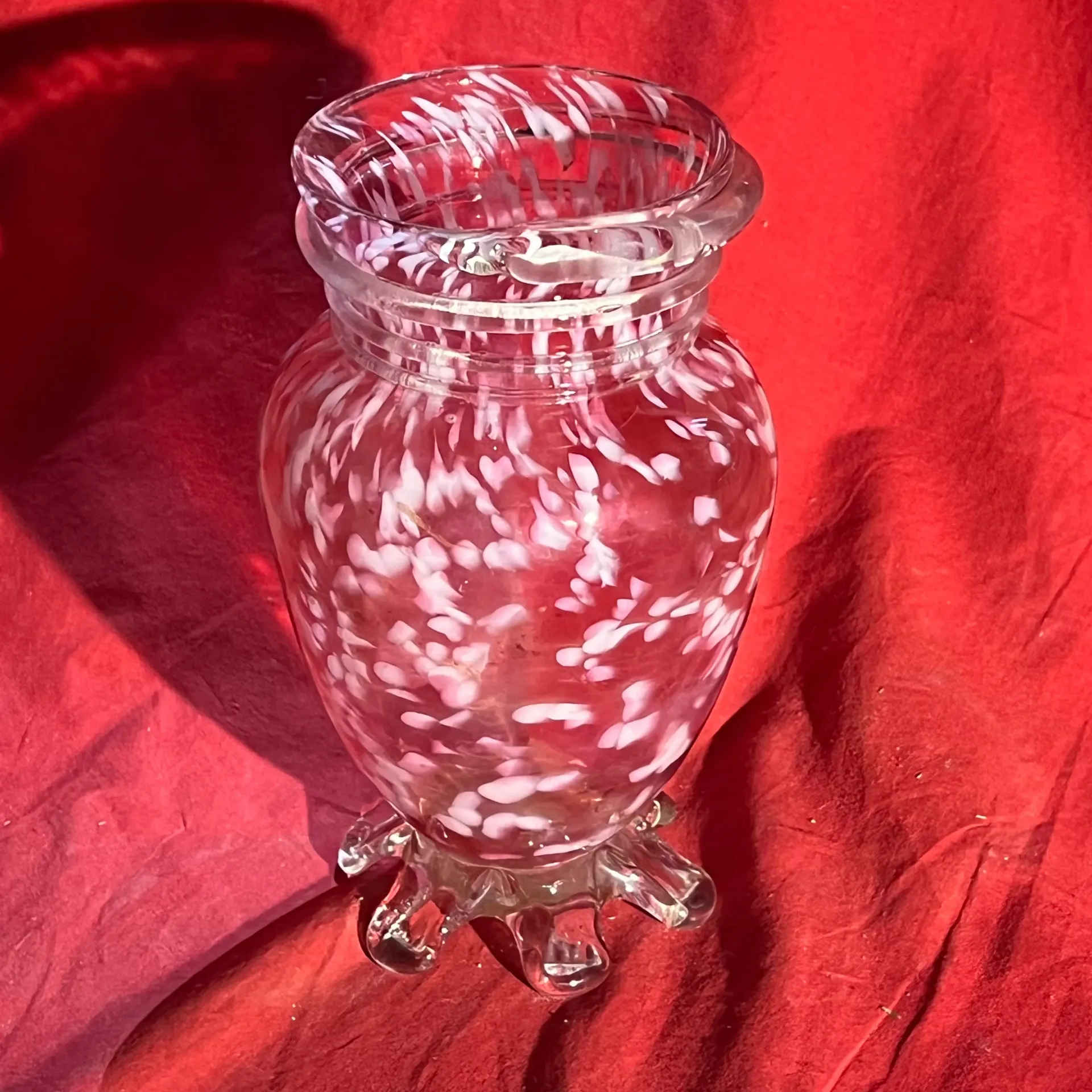 Vase en verre tachetée blanc et rose avec jolie pied