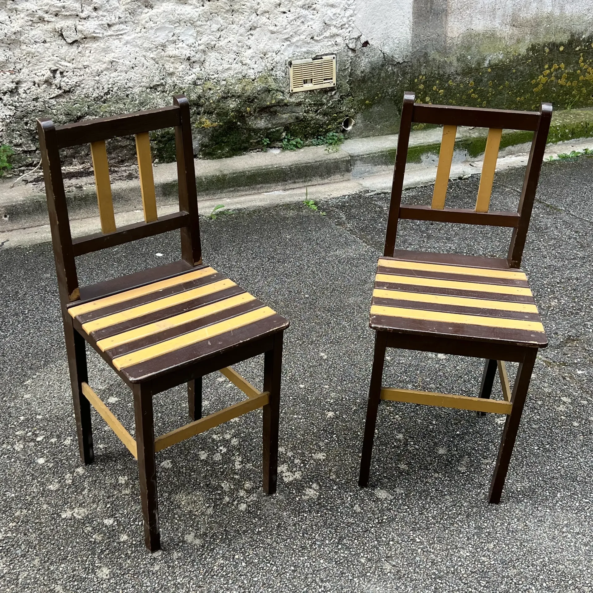 Lot de 2 chaises en bois bicolore – style vintage